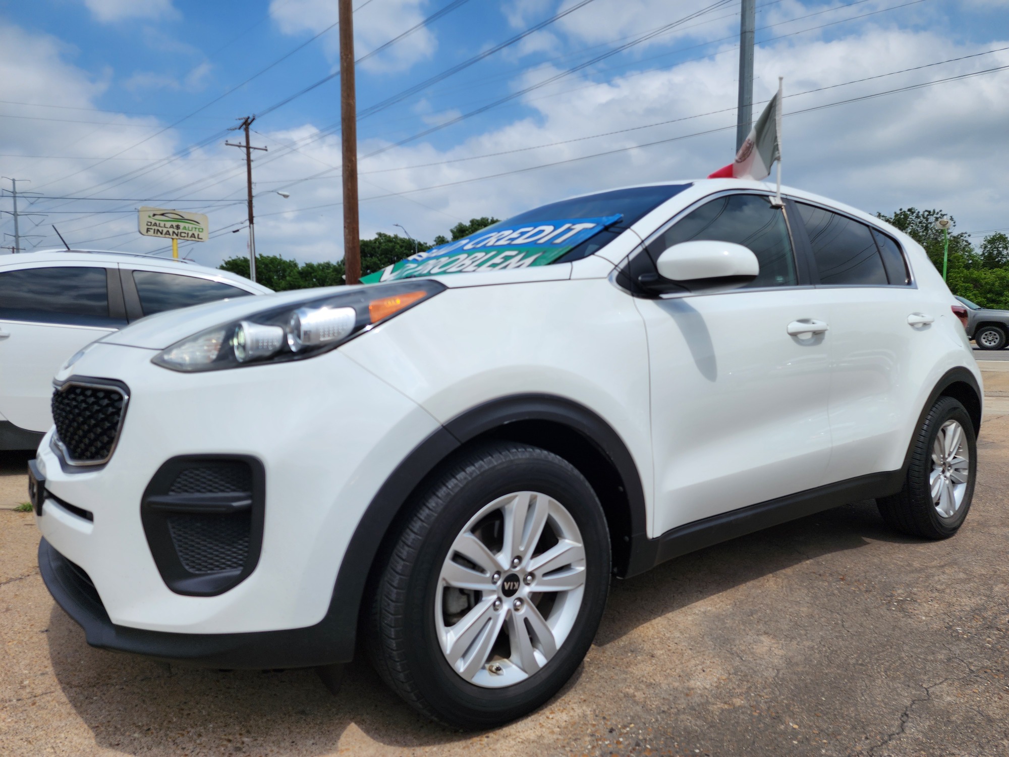 2017 WHITE Kia Sportage LX (KNDPM3AC2H7) with an 2.4L V6 DOHC 24V engine, 6A transmission, located at 2660 S.Garland Avenue, Garland, TX, 75041, (469) 298-3118, 32.885387, -96.656776 - Welcome to DallasAutos4Less, one of the Premier BUY HERE PAY HERE Dealers in the North Dallas Area. We specialize in financing to people with NO CREDIT or BAD CREDIT. We need proof of income, proof of residence, and a ID. Come buy your new car from us today!! This is a SUPER CLEAN 2017 KIA SPORTA - Photo #7